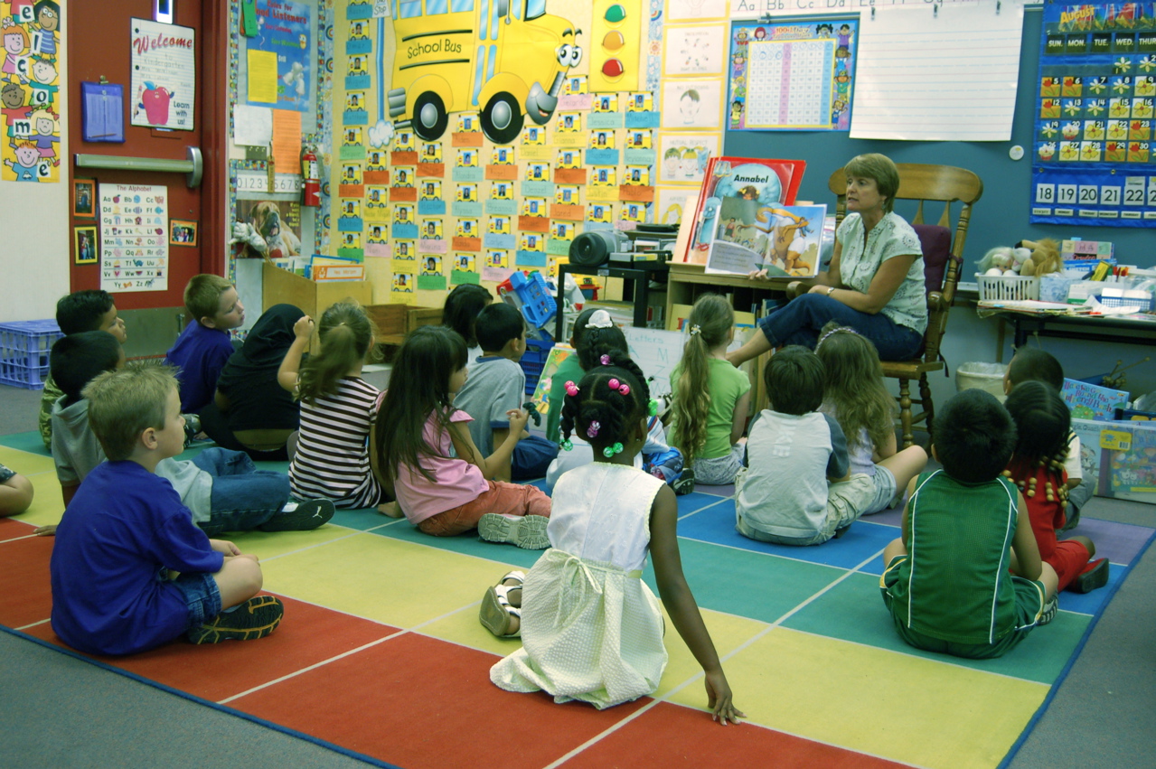 Niños compartiendo una actividad de lectura en el aula