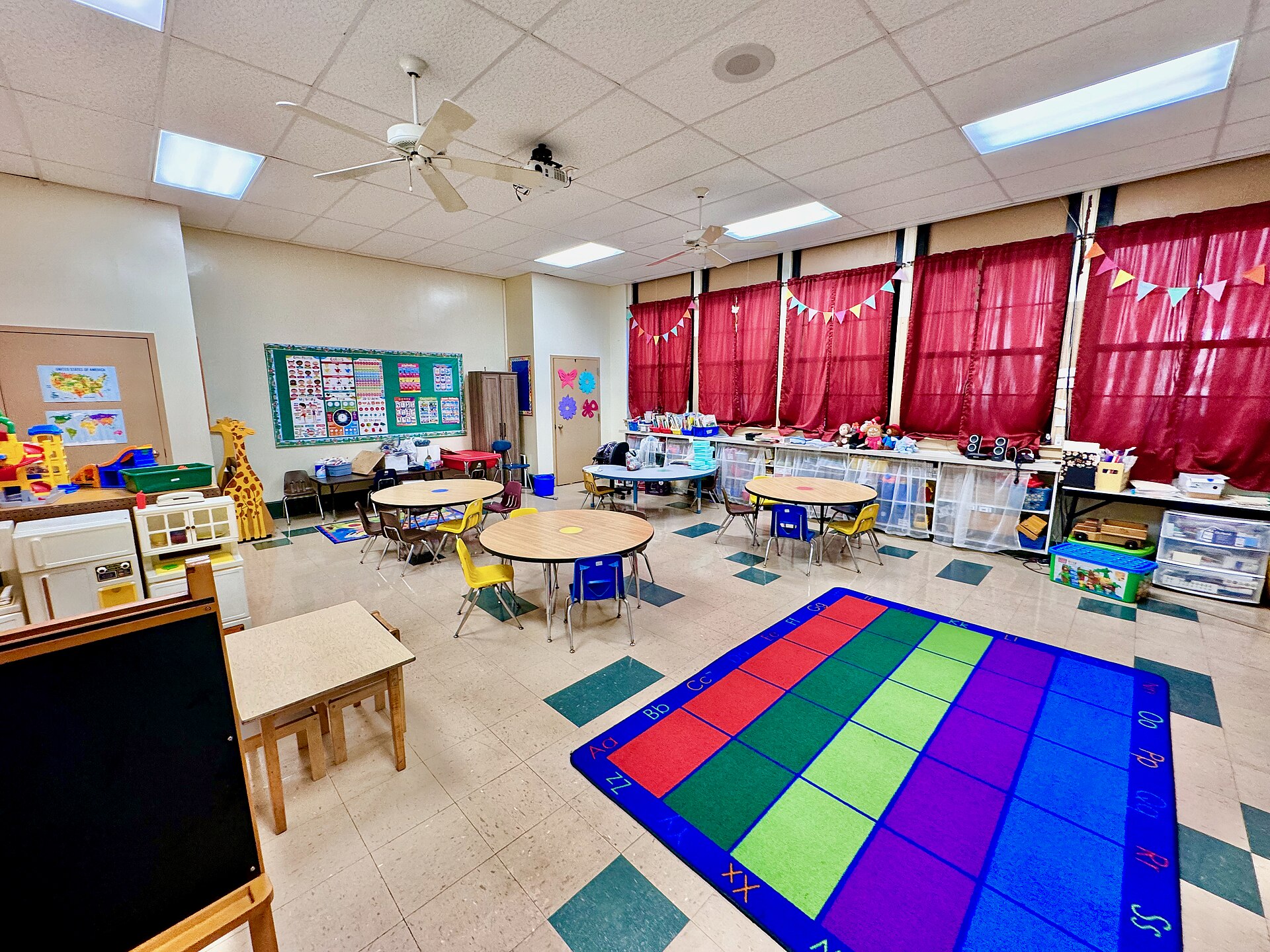 Aula de educación inicial preparada para aprender